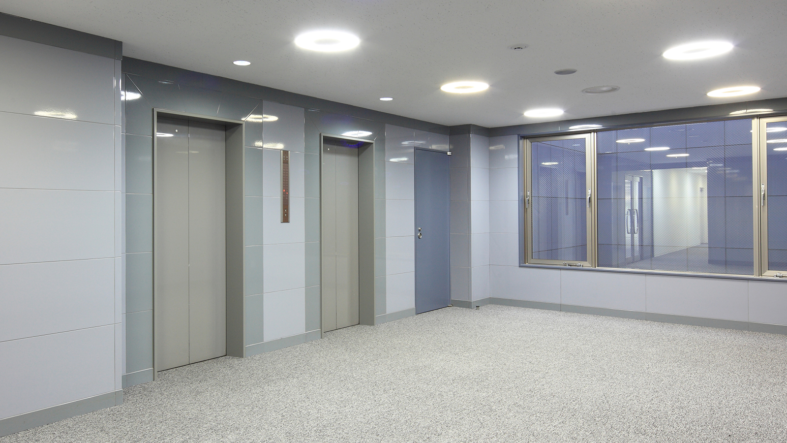 NEWS フォーリッチ エレベーターホール