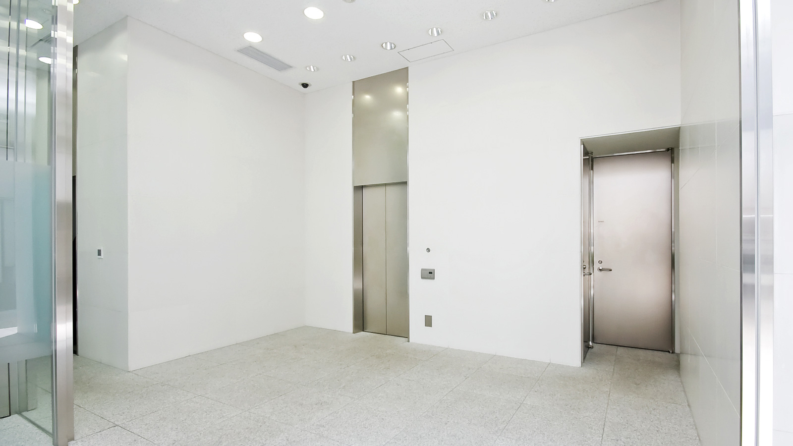 NEWS 京橋 エントランスホール