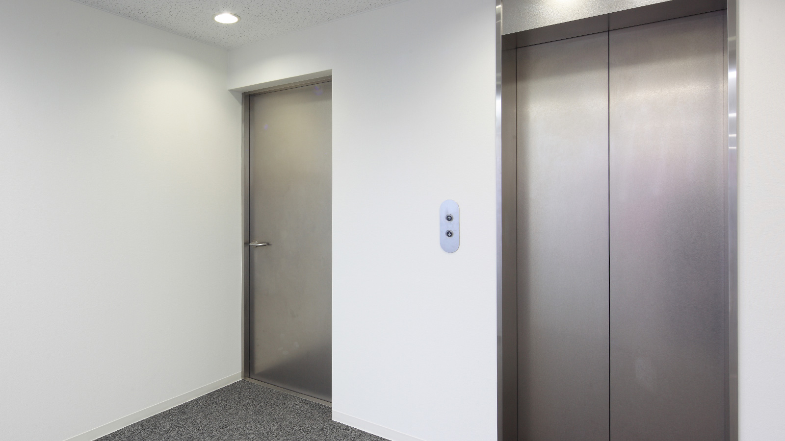 NEWS 築地 エレベーターホール